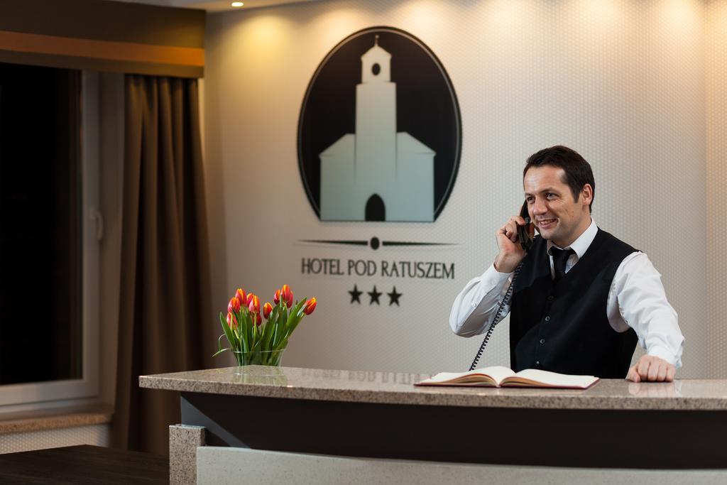 Hotel Pod Ratuszem Wieluń Exterior foto
