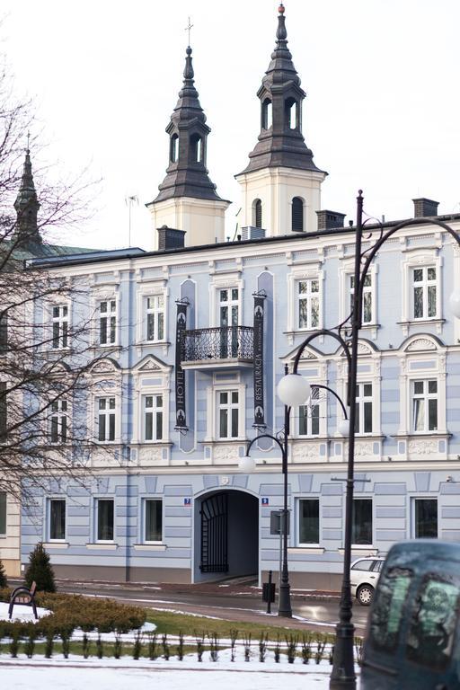 Hotel Pod Ratuszem Wieluń Exterior foto