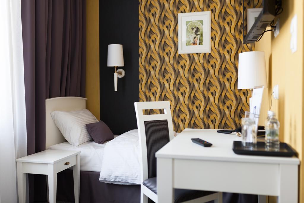 Hotel Pod Ratuszem Wieluń Habitación foto