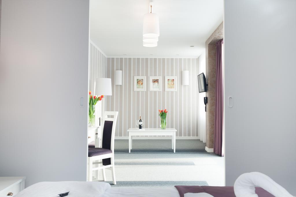 Hotel Pod Ratuszem Wieluń Habitación foto